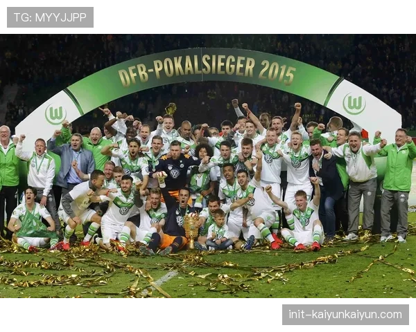 特写：柏林赫塔的会员制大会，球迷代表就出售球场冠名权激烈辩论