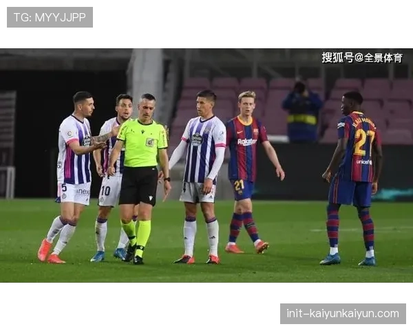 争议瞬间：巴萨球员抗议对方禁区内手球，裁判未予判罚